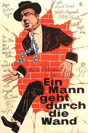 Poster: Ein Mann geht durch die Wand