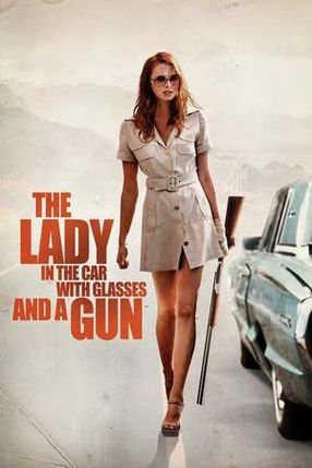 Poster: Die Dame im Auto mit Brille und Gewehr